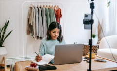 <b>所以大师不要相信“A播能躺赔”“一部手机躺着</b>